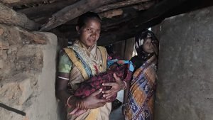 gariaband news: 15 हजार के लिए 6 दिन बंधक रही आदिवासी प्रसूता; मां नवजात और 3 साल के बेटे को भी अस्पताल में रोके रखा