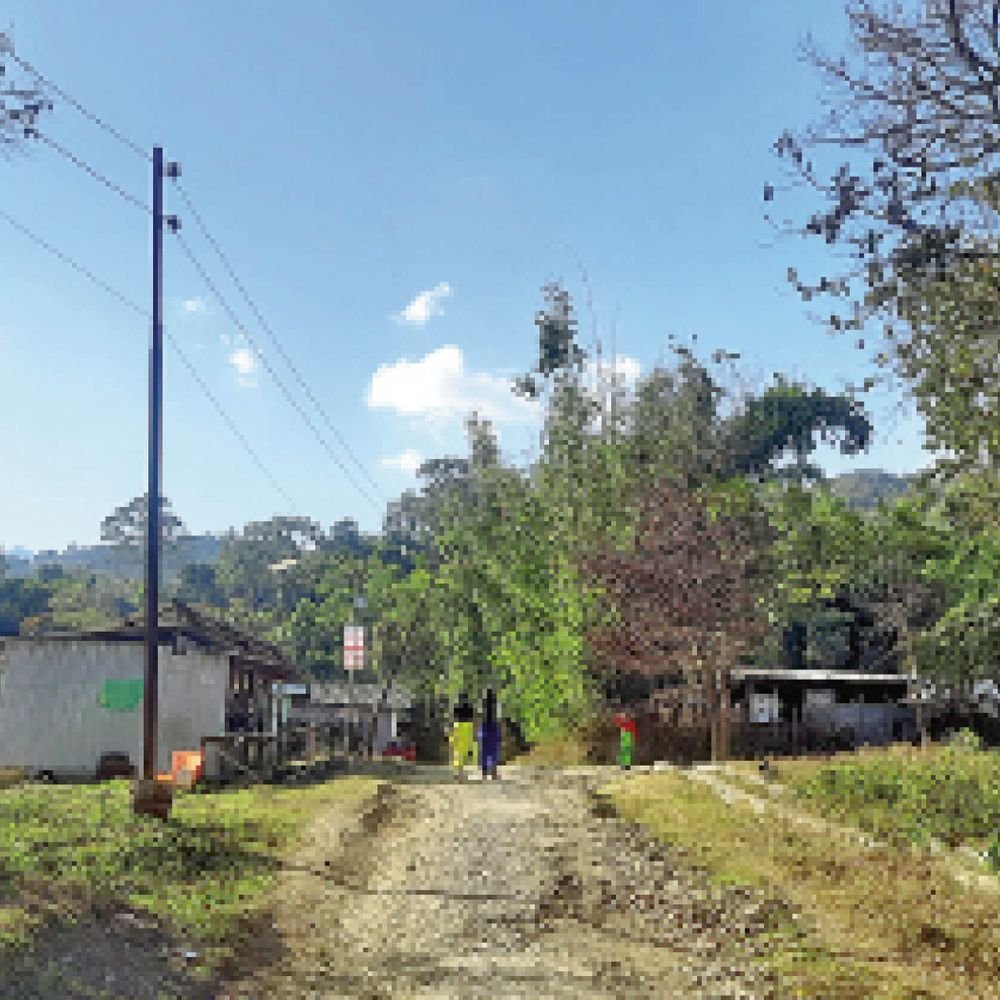 मणिपुर में कुकी समुदाय जानवरों की आवाज निकालकर डरा रहा:हिंसा के ढाई साल बाद भी दहशत; उग्रवादियों ने घरों और फार्महाउस में आग लगाई