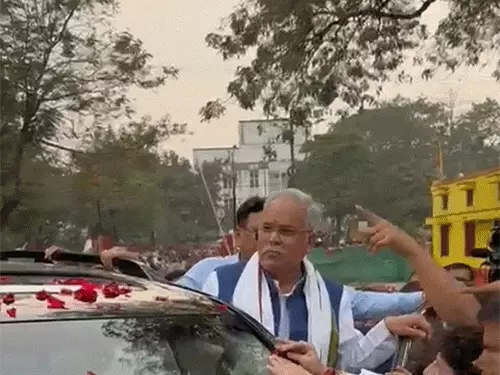 chaitanya baghel: चैतन्य बघेल पहुंचे भिलाई, भूपेश बघेल ने स्वयं चलाई गाड़ी