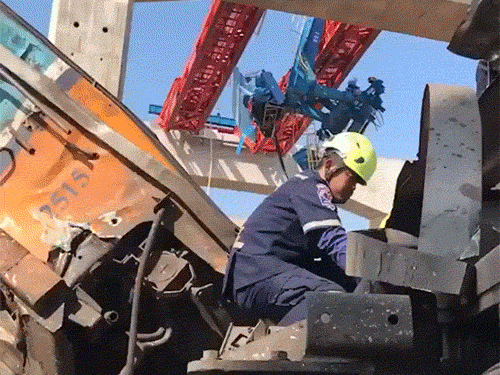 थाइलैंड में पैसेंजर ट्रेन पर क्रेन गिरी, 32 की मौत:67 घायल, ज्यादातर स्कूली छात्र; 65 फीट ऊंचाई से मलबा गिरा, डिब्बे पटरी से उतरे