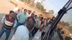surajpur news: secl कर्मचारियों की बस रोककर अंदर घूंसे बदमाश, कर्मचारी को बेरहमी से पीटा; देखें वीडियो 