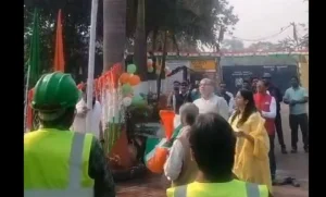 bilaspur tiranga insult: ध्वजारोहण के दौरान जमीन पर गिरा तिरंगा, राशि स्टील में राष्ट्रध्वज का अपमान, देखिए वीडियो 