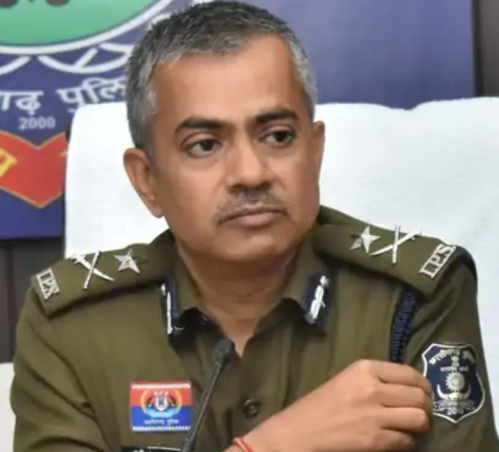 दुर्ग रेंज के नए पुलिस महानिरीक्षक (ig) अभिषेक शांडिल्य ने पदभार ग्रहण करने के बाद मंगलवार को जिले के पुलिस अधिकारियों की पहली अहम बैठक ली