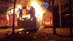 raipur bus stand fire: रायपुर बस स्टैंड में खड़ी बसों में भीषण आग, 5 बसें जलकर खाक; देखें वीडियो 