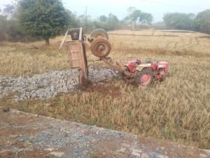 gariyaband tractor accident: ईंट से भरा ट्रैक्टर पलटा, मजदूर की दबकर मौत