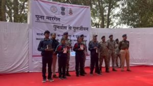 sukma naxal surrender: सुकमा में 8 लाख के इनामी 4 नक्सलियों ने किया आत्मसमर्पण, पुलिस के सामने डाले हथियार