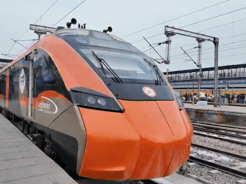 देश की पहली स्लीपर वंदे भारत की 20 photos:हावड़ा गुवाहाटी की 958 km दूरी 14 घंटे में तय करेगी; आज pm मोदी हरी झंडी दिखाएंगे