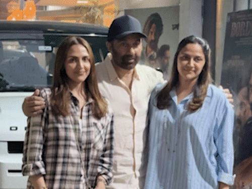 सनी देओल को सपोर्ट करती दिखीं ईशा अहाना:‘बॉर्डर 2’ की स्पेशल स्क्रीनिंग में तीनों भाई बहन साथ नजर आए