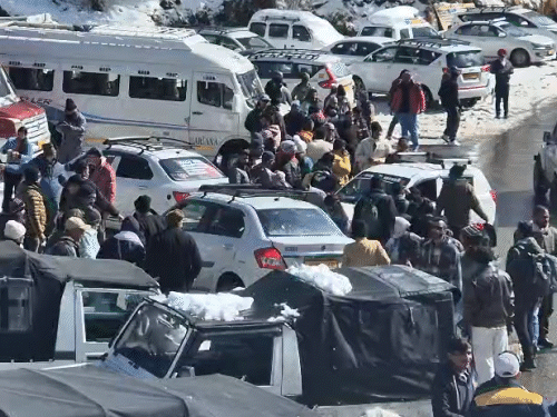 हिमाचल में बर्फ देखने उमड़े टूरिस्ट:पर्यटन स्थलों पर मस्ती, सड़कों पर ट्रैफिक जाम, शिमला में रोजाना 15 हजार व्हीकल पहुंच रहे