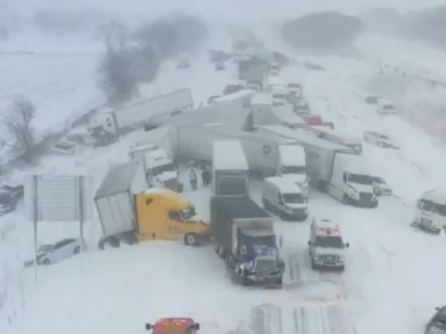 अमेरिका में 100 से ज्यादा गाड़ियां आपस में टकराई:बर्फीले तूफान की वजह से हादसा, 30 से ज्यादा ट्रक फंसे
