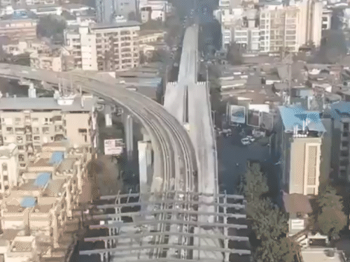 मुंबई में फ्लाई ओवर 4 लेन से 2 लेन हुआ:सोशल मीडिया पर डिजाइन का मजाक बना; कांग्रेस बोली bjp सरकार में ऐसे जानलेवा चमत्कार आम बात