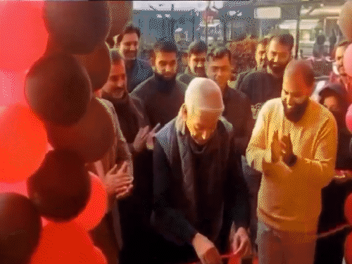 पाकिस्तानी रक्षा मंत्री ने फर्जी पिज्जा हट का उद्घाटन किया:कंपनी बोली हमारा कोई लेना देना नहीं; सोशल मीडिया पर मजाक बना