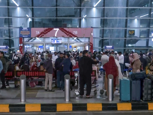 61% यात्री बोले इंडिगो पर ₹22.2 करोड़ जुर्माना काफी नहीं:ये परेशानी के मुकाबले कुछ भी नहीं; दिसंबर में 3 लाख यात्री प्रभावित हुए थे