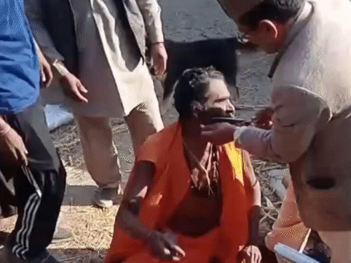 हिमाचल में उपप्रधान ने साधु की दाढ़ी जटाएं काटी:video वायरल, संगड़ाह थाना में 3 पर fir, आरोपी बोला गलती हुई, सन्यासी से माफी मांगी ली