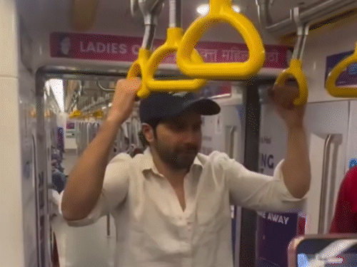 मेट्रो में वरुण धवन को पुल अप करना पड़ा भारी:मुंबई मेट्रो अथॉरिटी ने एक्टर के वीडियो पर सेफ्टी वॉर्निंग जारी किया