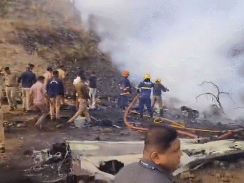 महाराष्ट्र डिप्टी cm अजित पवार का प्लेन क्रैश, photos:लैंडिग के दौरान बारामती में रनवे से फिसला, विमान जलकर खाक