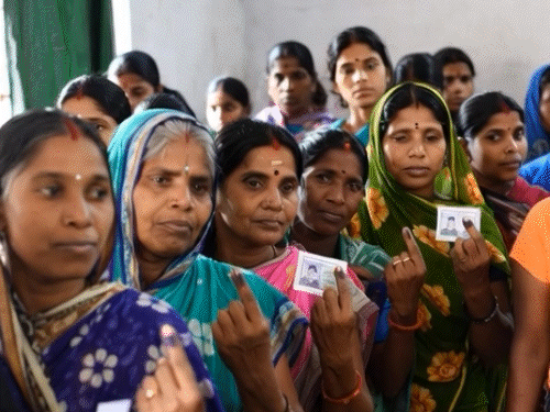 महाराष्ट्र में महिला बोली वोट डालने दूसरे जिले भेजा गया:4 बसों में महिलाएं बीड से पिंपरी चिंचवड़ गईं; खास पार्टी को मतदान करने कहा गया था