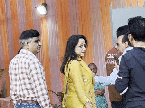 bmc चुनाव के दौरान हेमा मालिनी पर भड़का शख्स:देर तक लाइन में खड़े होने से था परेशान, एक्ट्रेस शांत होने की रिक्वेस्ट करती दिखीं