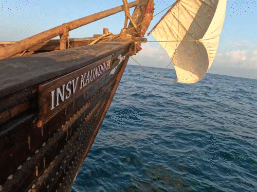 हाथ से सिलकर बना जहाज ‘कौंडिन्य’ भारत से ओमान पहुंचा:इसमें बिजली नहीं थी; मटके में पानी ले गए थे, खिचड़ी अचार खाकर 18 दिन बिताए