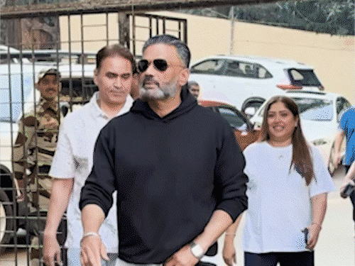 bmc चुनाव में वोट करने बॉलीवुड सेलेब्स पहुंचे:सलमान खान, रणबीर कपूर, सायरा बानो और अक्षय कुमार जैसे सितारों ने वोट डाला