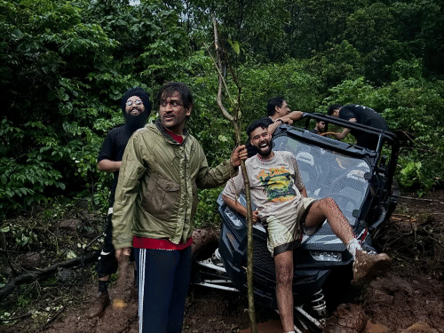 एपी ढिल्लों ने शेयर कीं सलमान और धोनी संग तस्वीरें:पनवेल फार्महाउस में कीचड़ भरी ऑफ रोड ड्राइव करते दिखे तीनों