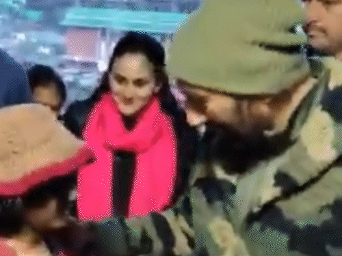 सनी देओल ने कुल्लू में देखा ‘बॉर्डर 2’ का प्रीमियर:फैंस के साथ खिंचवाई फोटो, शोभला मल्टीप्लेक्स में दर्शकों के साथ बैठे