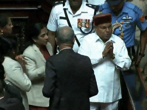 कर्नाटक राज्यपाल ने विधानसभा में अभिभाषण की 3 लाइन पढ़ीं:सदन छोड़कर निकले, मनरेगा के जिक्र पर आपत्ति; cm सिद्धारमैया बोले गवर्नर केंद्र की कठपुतली