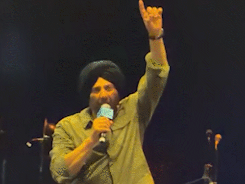 फिल्म बॉर्डर 2 की टीम ने नौसेना को दिया ट्रिब्यूट:करवार नेवल बेस पर हुआ खास कार्यक्रम; सनी देओल, वरुण धवन रहे मौजूद