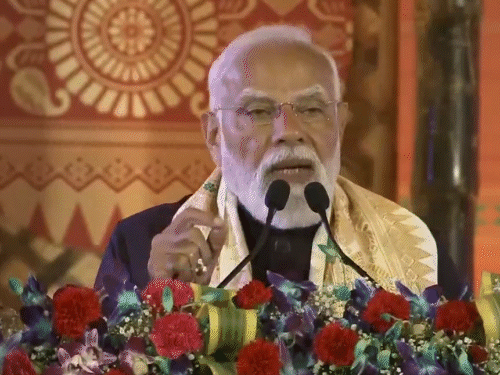 मोदी बोले कांग्रेस ने घुसपैठियों से जमीन पर कब्जा कराया:ये कांग्रेस के कट्टर वोटर, हिमंता सरकार कब्जे हटाकर घुसपैठियों को खदेड़ रही