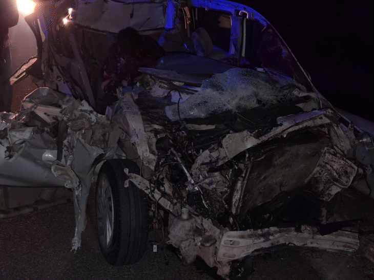 दिल्ली मुंबई एक्सप्रेसवे पर ट्रक में घुसी कार, चार की मौत:8km तक गाड़ी घिसटती चली गई, उज्जैन महाकाल के दर्शन कर नोएडा लौट रहे थे