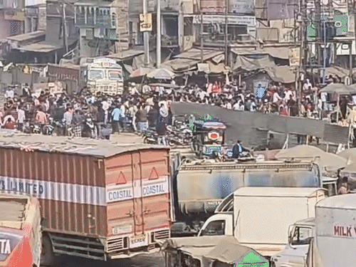 बंगाल के मुर्शिदाबाद में तनाव, 30 लोग गिरफ्तार:प्रदर्शनकारियों ने रेलवे गेट तोड़ा, हाइवे जाम; बिहार में प्रवासी मजदूर पर हमले के बाद हंगामा