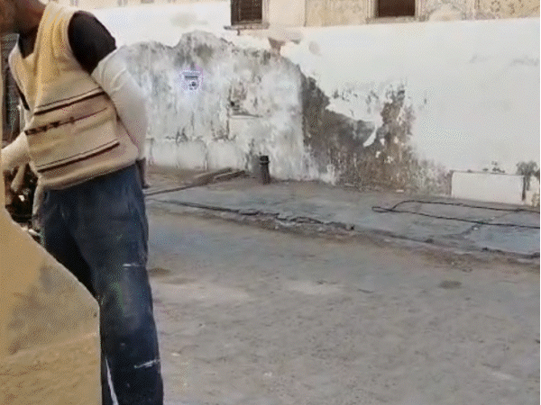 राजस्थान में तापसी पन्नू ने खाकी वर्दी में चलाई बुलेट:महिला कॉन्स्टेबल को पीछे बैठाया; मंडावा की गलियों में गश्त लगाई; स्कूल बना थाना