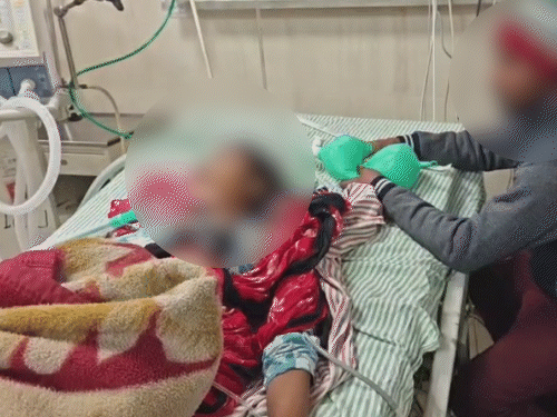 गैंगरेप पीड़ित की मौत, गांव में फोर्स तैनात:भाई बोला पुलिस रात में ही अंतिम संस्कार का दबाव बना रही थी