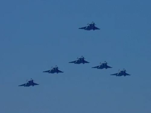 गणतंत्र दिवस कर्तव्य पथ पर शक्ति प्रदर्शन, 11 photos:हेलिकॉप्टर ध्रुव का प्रहार, भीष्म अर्जुन टैंक की धमक और फ्लाई पास्ट में 29 विमान