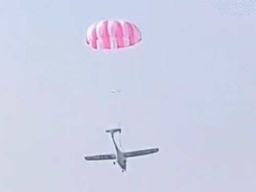 प्रयागराज में एयरफोर्स का प्लेन क्रैश, तालाब में गिरा, video:शहर के बीचों बीच हवा में डगमगाया, माघ मेला से 3km दूर हादसा