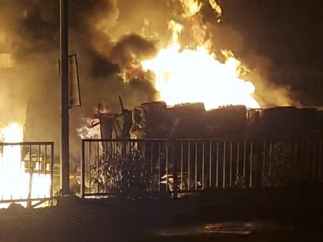 टैंकर और ट्रेलर की भिड़ंत के बाद लगी भीषण आग,video:जयपुर दिल्ली हाईवे पर 1 किलोमीटर तक केमिकल रिसाव, 400 मीटर तक फैली आग