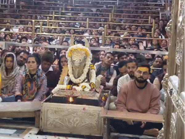 कोहली कुलदीप ने महाकाल के दर्शन किए:भस्म आरती में शामिल हुए, तिलक लगाकर नंदी हॉल में जाप करते नजर आए