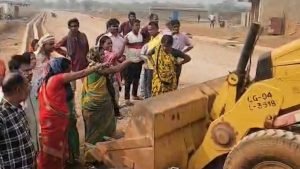 raipur breaking: रायपुर के नवागांव में अतिक्रमण हटाने पहुंची nrda टीम, स्थानीय लोग कर रहे विरोध