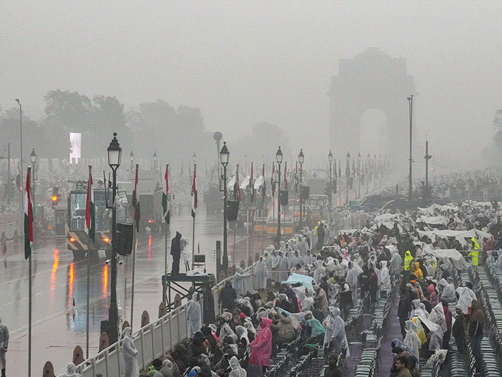 बारिश के बीच गणतंत्र दिवस की फुल ड्रेस रिहर्सल:कर्तव्य पथ पर जवानों का मार्च, ऑपरेशन सिंदूर वंदे मातरम् की थीम पर झांकी; 21 photos