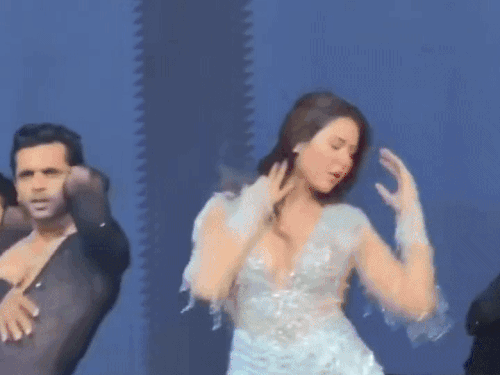 एक्ट्रेस सोनम बाजवा न्यू ईयर परफॉर्मेंस से विवादों में फंसी:शॉर्ट कॉस्टयूम और डांस मूव्स पर पंजाबियों को एतराज; बोले पंजाब का जुलूस निकाला