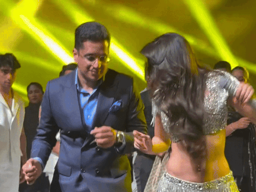 गुरुग्राम में डांस फ्लोर पर नाचीं नोरा फतेही:लोग 'हाय गर्मी' चिल्लाए; बॉलीवुड एक्ट्रेस लारा दत्ता, bjp नेता मनोज तिवारी भी पहुंचे