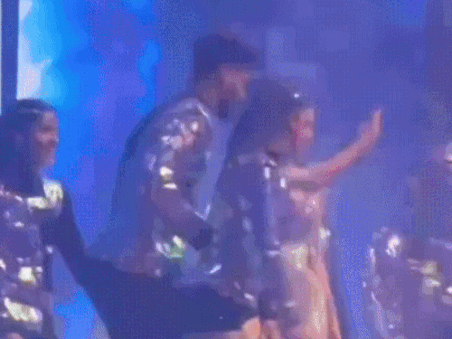 हरियाणा में बॉलीवुड एक्ट्रेस से बदसलूकी का फोटो:स्टेज के पास गुलाब लेकर खड़ा व्यक्ति, मौनी रॉय ने फिंगर दिखा छोड़ा शो; बोलीं कमर पर हाथ रखा