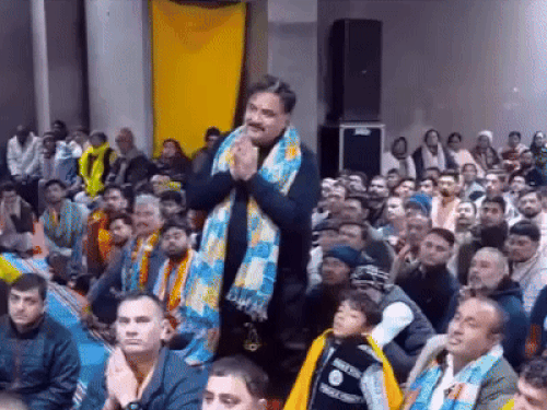 प्रेमानंद महाराज से मिले हरियाणा डिप्टी स्पीकर:मिड्ढा ने पूछा राजनीति को साधना कैसे बनाऊं, जवाब मिला समाज को सुख पहुंचाकर