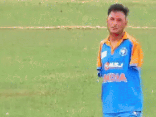 आमिर कैसे बने पैरा क्रिकेटर, लुधियाना में सुनाई कहानी:दोनों हाथ नहीं, फिर भी बैटिंग बॉलिंग में माहिर; सचिन तेंदुलकर के साथ खेल चुके