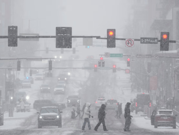 अमेरिका में बर्फीले तूफान से 10 लाख घर अंधेरे में:10 हजार से ज्यादा फ्लाइट कैंसिल, 20 राज्यों में इमरजेंसी घोषित