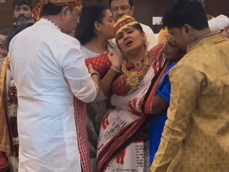 माता की चौकी में भावुक हुईं एक्ट्रेस सुधा चंंद्रन:भजन गाया फिर जोर जोर से हंसने लगीं, संभालते नजर आए परिवार के सदस्य और दोस्त