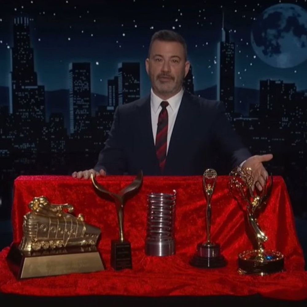 अमेरिकी कॉमेडियन ने ट्रम्प का मजाक उड़ाया:कहा अप्रवासियों की गिरफ्तारी रोके अपने अवॉर्ड दूंगा; व्हाइट हाउस बोला अपने पास रखो, नौकरी जाने पर गिरवी रखना