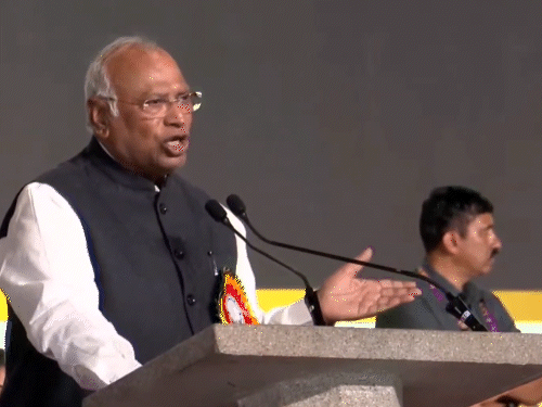 खड़गे बोले केंद्र सरकार राज्यपालों को कठपुतली बना रही:गवर्नर गैर बीजेपी सरकारों को परेशान करते हैं, उन्हें पीएम ऑफिस से ऑर्डर मिल रहे