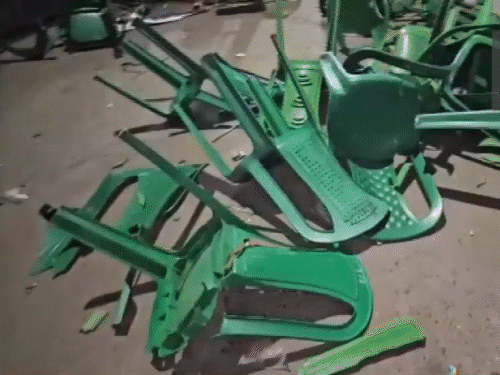 कोलकाता में tmc bjp समर्थकों में झड़प:bjp का आरोप जनसभा का मंच फूंका; लाउडस्पीकर को लेकर हुआ विवाद