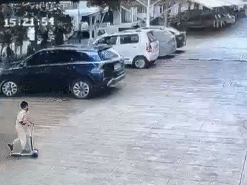 पुणे में कार ने 5 साल के बच्चे को कुचला:मौत, cctv में कैद हुई पूरी घटना; दोस्त को छोड़ने आया था कार सवार